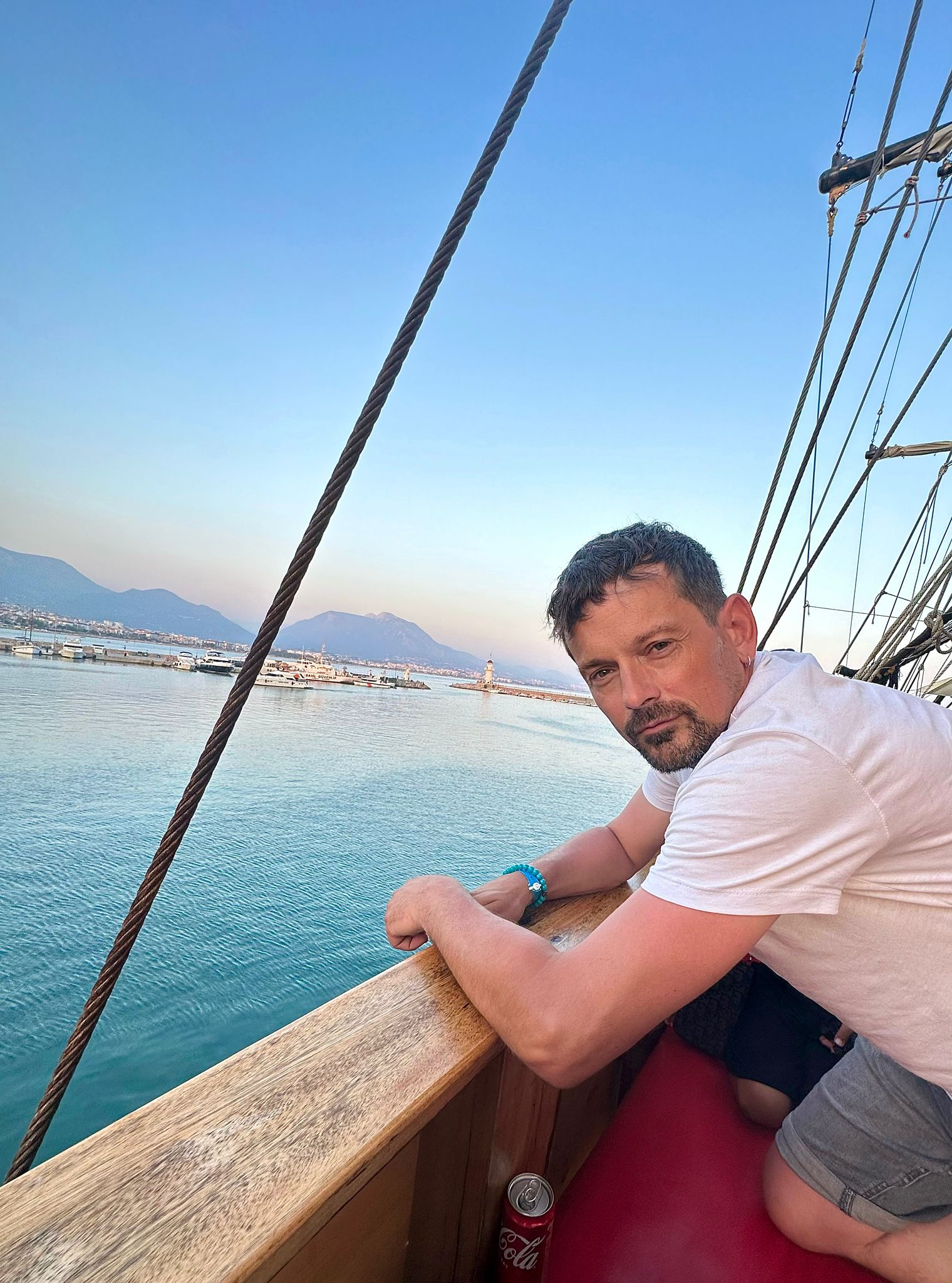 Den Is Klaar Voir Een Date Gay Escort Aangeboden
