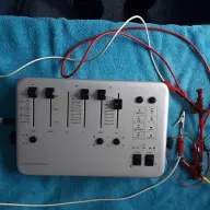 Electrische Stimulatie Van Clitoris En Anus. Man Zoekt Vrouw